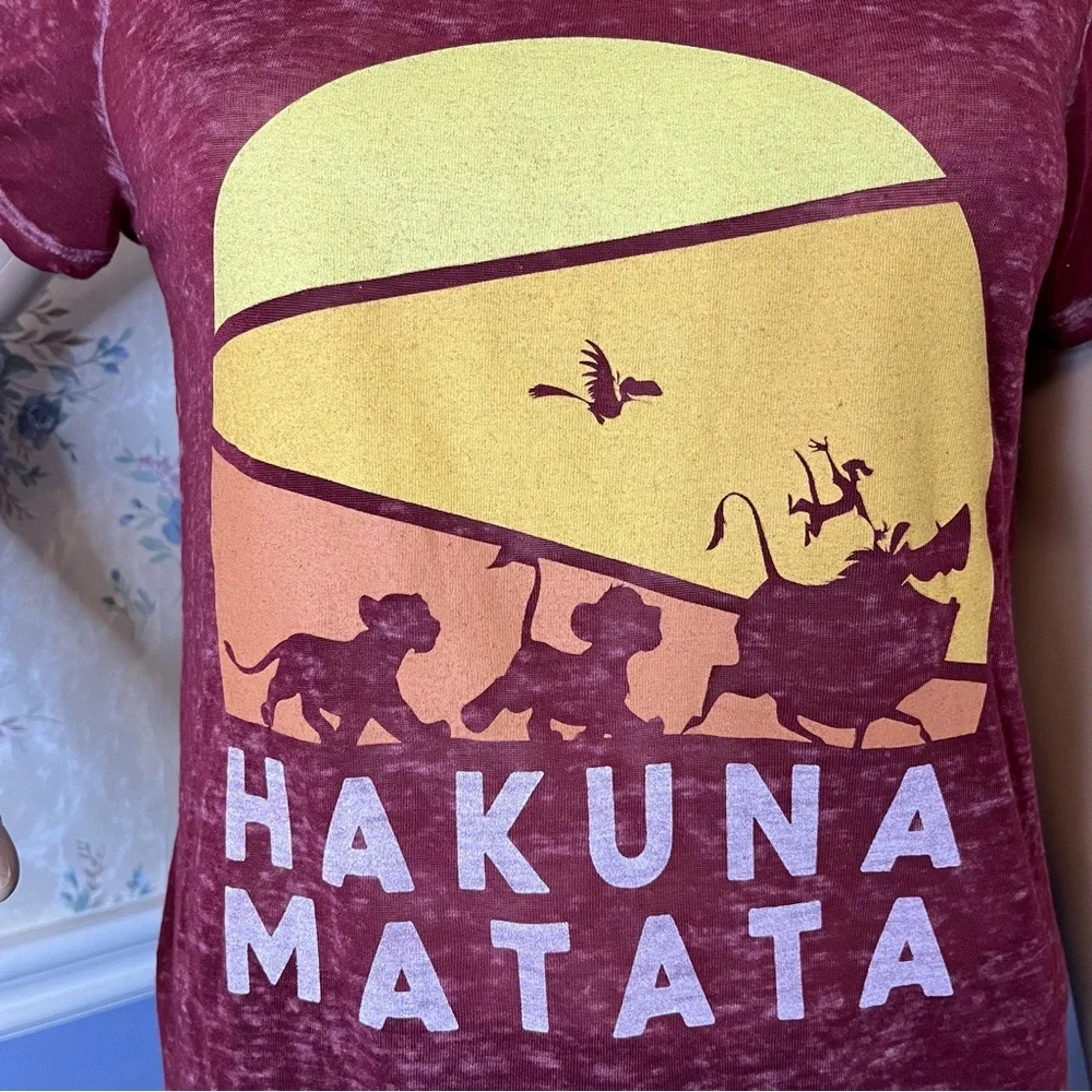 Disney the Lion King hakuna Matata Maroon T-shirt, Size S - Picture 2 of 8